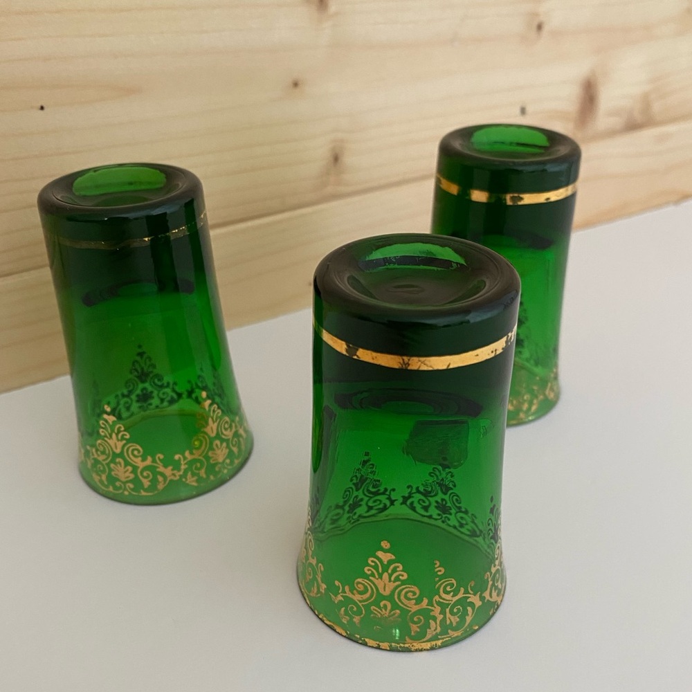 Vintage Emerald Green Gold Accent Shot Glasses Mid Century Barware Retro - Picture 2 of 8